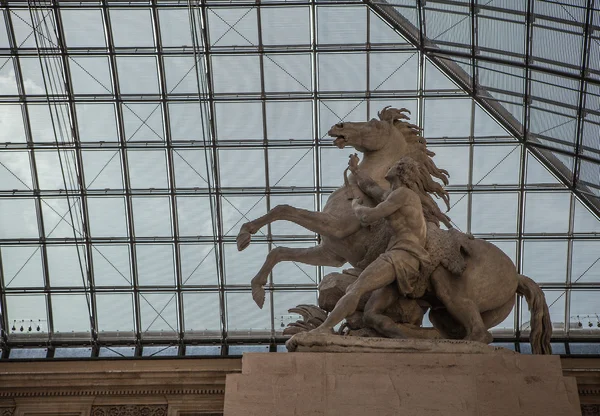 Skulptur hall of Louvre museum, Paris - Stock-foto