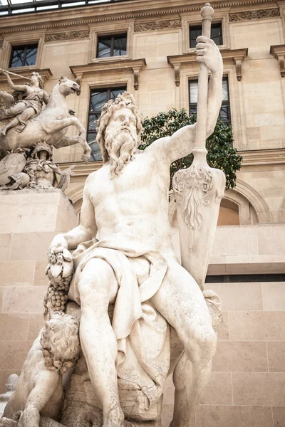 Salão de esculturas do Museu do Louvre, Paris — Fotografia de Stock