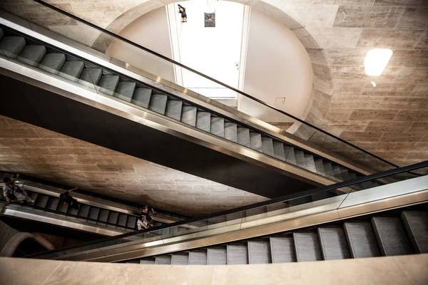 Louvre Museum interieur met roltrappen — Stockfoto