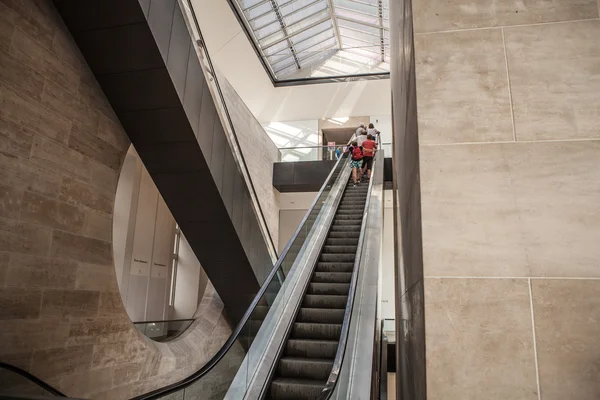 Yürüyen merdivenler ile Louvre Müzesi iç — Stok fotoğraf