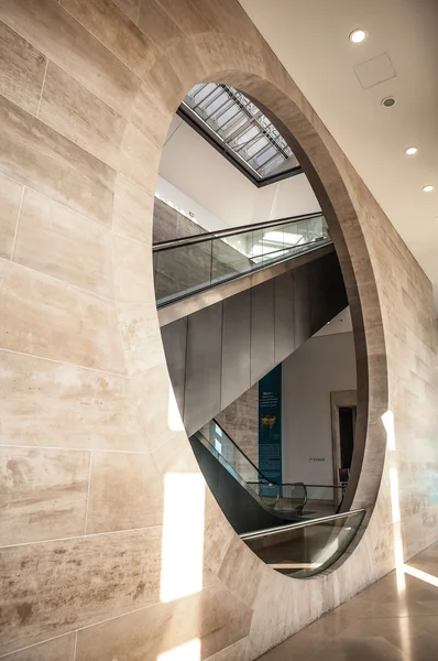 Μουσείο του Λούβρου εσωτερικό με κυλιόμενες σκάλες — Φωτογραφία Αρχείου