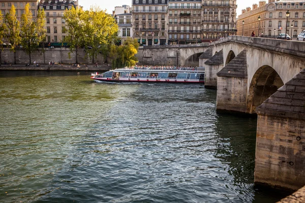 Transporte fluvial turístico en Siena en París —  Fotos de Stock