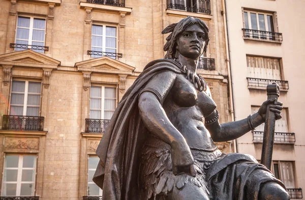 Μπρούτζινο άγαλμα απέναντι από το Μουσείο D'Orsay — Φωτογραφία Αρχείου