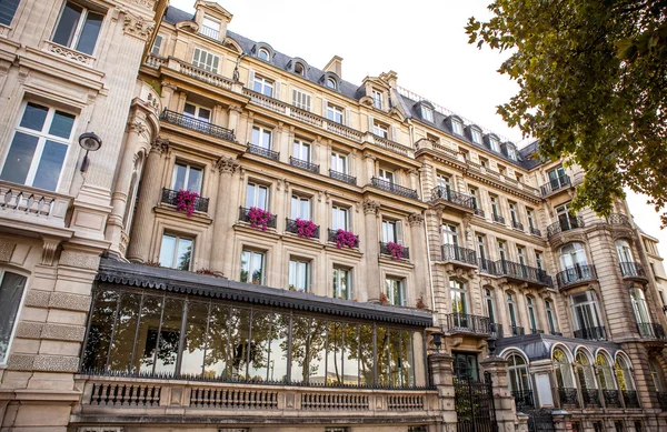 Fasáda tradiční budovy v Paříži — Stock fotografie