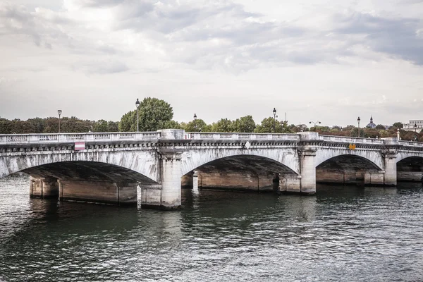 Γέφυρα πάνω από τον Σηκουάνα στο Παρίσι — Φωτογραφία Αρχείου