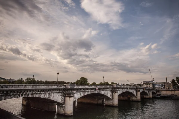 Paris'te Seine üzerinde köprü — Stok fotoğraf