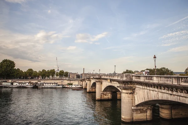 Paris'te Seine üzerinde köprü — Stok fotoğraf