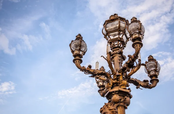 Уличный фонарь на мосту Александра III — стоковое фото