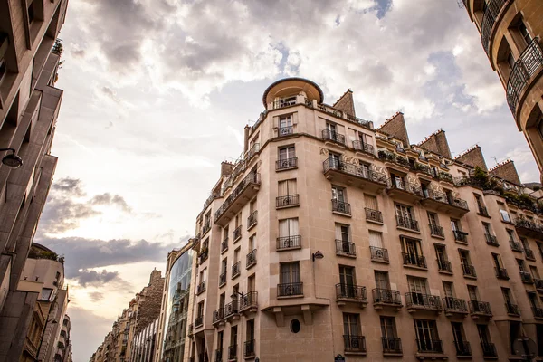 Fasada tradycyjnych budynków w Paryżu — Zdjęcie stockowe