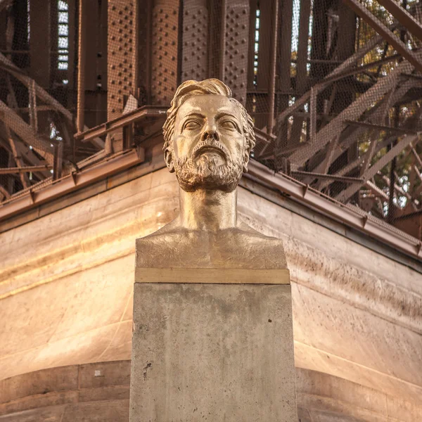 Busto di Gustave Eiffel davanti alla Torre — Foto Stock