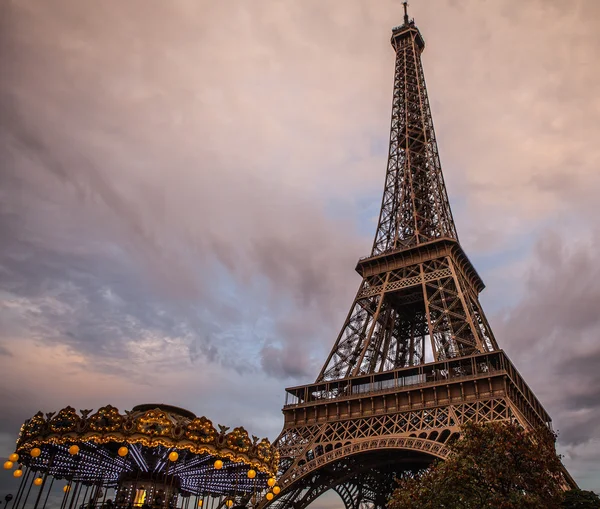 Merry-Go-Round with Eiffel Tower in Paris — Stock Photo, Image