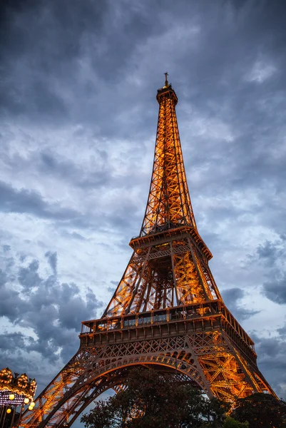 Eiffel tower at night in Paris — Stock Photo, Image