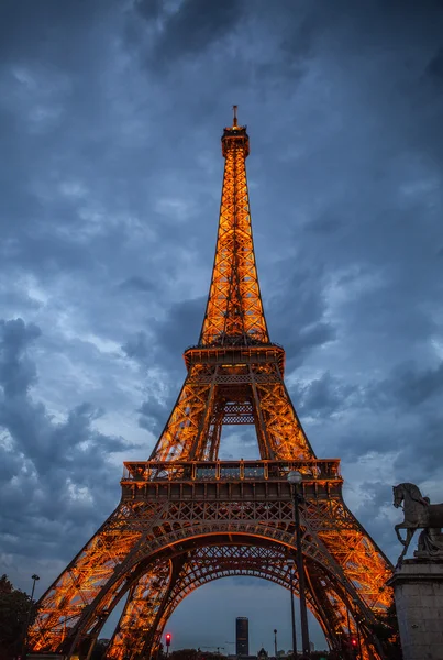 Eiffel tower at night in Paris — Stock Photo, Image