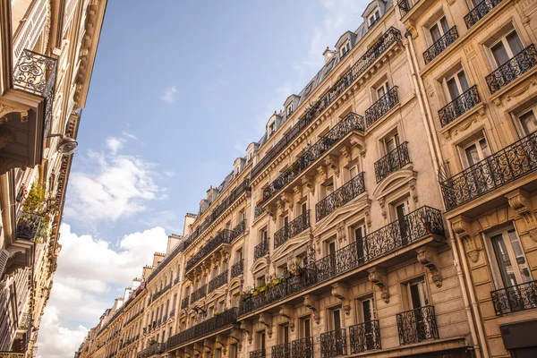 Fachada de edificios tradicionales en París — Foto de Stock