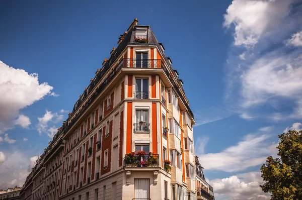 Fasad av traditionell byggnad i Paris — Stockfoto
