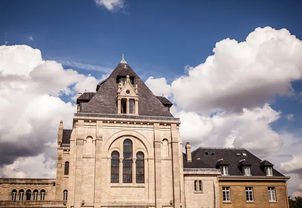 Facade of traditional building in Paris — Stock Photo, Image