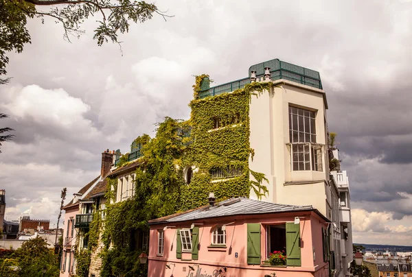 Фасад традиционных зданий в Париже — стоковое фото