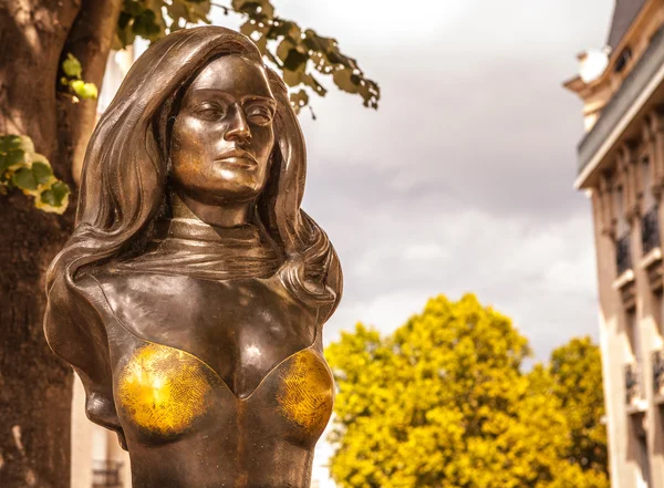 Escultura de bronze na área de Montmartre — Fotografia de Stock