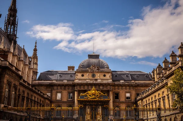 파리에서 정의의 궁전 문 — 스톡 사진