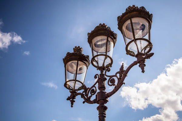 Древняя городская лампа. Париж - Франция . — стоковое фото