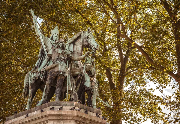 Bronze statue of King Charlemagne in Paris — Stock Photo, Image