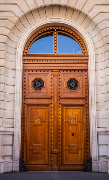 Old wooden door in Paris — Stock Photo, Image