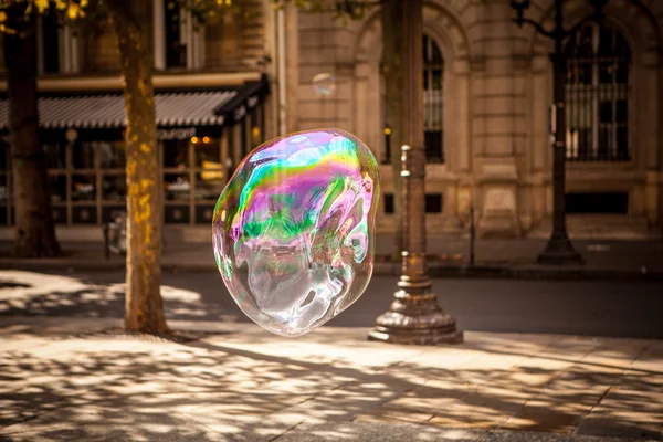 Мыльный пузырь летит вниз по улице . — стоковое фото