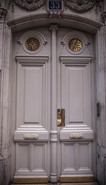 Paris 'teki eski ahşap kapı. — Stok fotoğraf