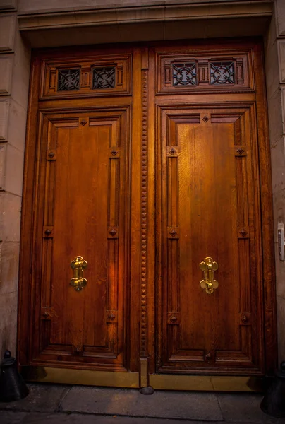 Pintu kayu tua di paris — Stok Foto