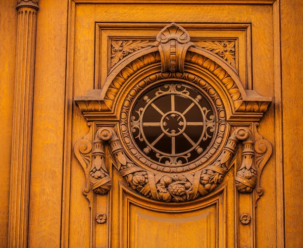 Dettaglio della vecchia porta in legno a Parigi — Foto Stock