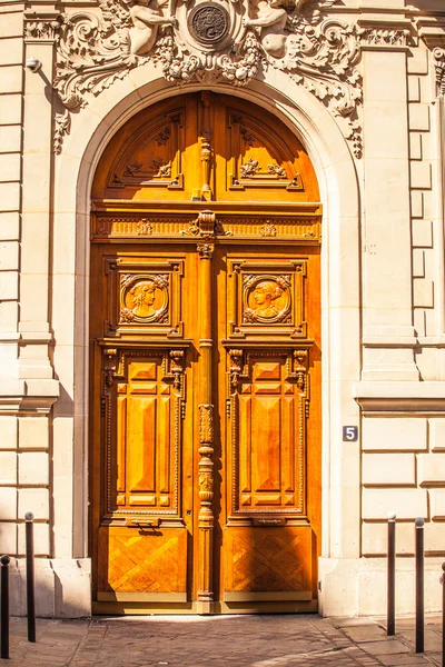 Paris 'teki eski ahşap kapı. — Stok fotoğraf