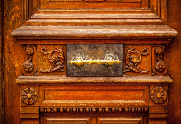 Detail staré dřevěné dveře v Paříži — Stock fotografie