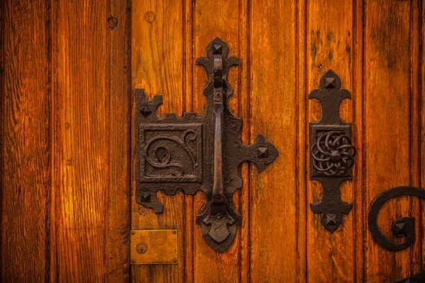 Détail de la vieille porte en bois à Paris — Photo