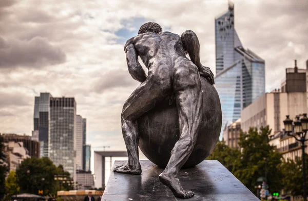 Статуя на бульваре Шарля де Голля в Париже — стоковое фото
