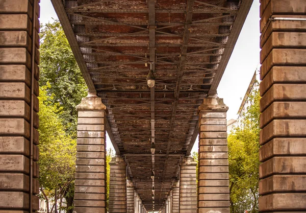 Onder brug in Parijs — Stockfoto