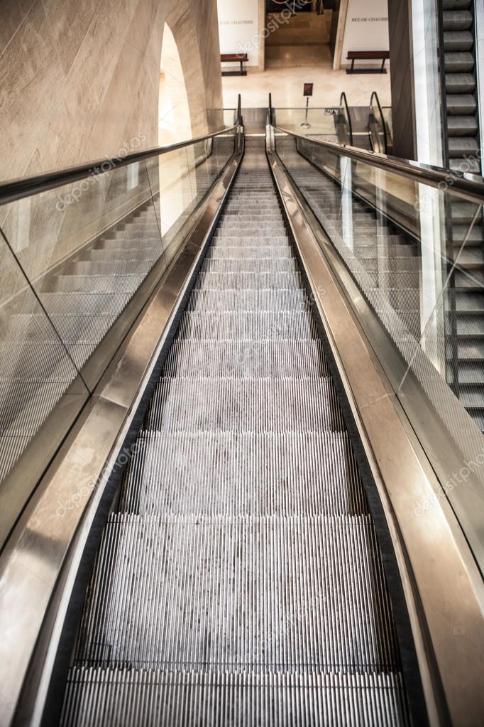 Louvre Interieur mit Rolltreppen — Redaktionelles Stockfoto ... Louvre Interieur mit Rolltreppen — Redaktionelles Stockfoto ...