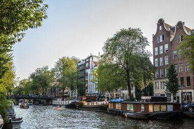 Nehir kanalı tekneler ile