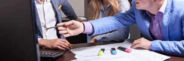 Groep van mensen uit het bedrijfsleven op het werk — Stockfoto