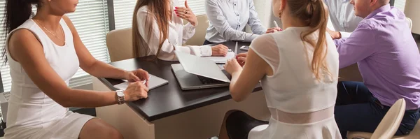 Grupp av affärsmän på jobbet — Stockfoto