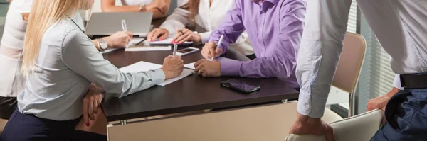 Grupp av affärsmän på jobbet — Stockfoto