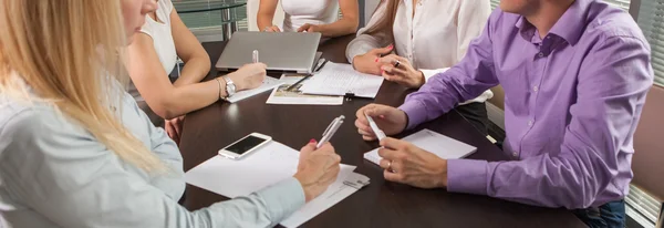 Grupp av affärsmän på jobbet — Stockfoto