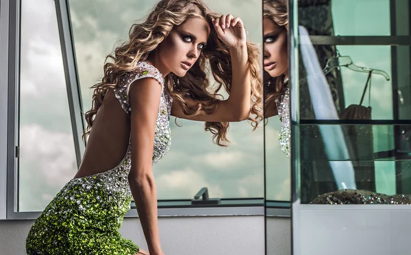 Elegante junge Frau im Luxuskleid — Stockfoto