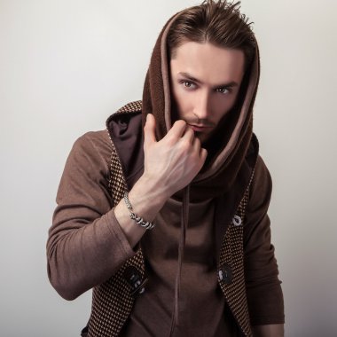 Kahverengi kazaklı çekici genç adam