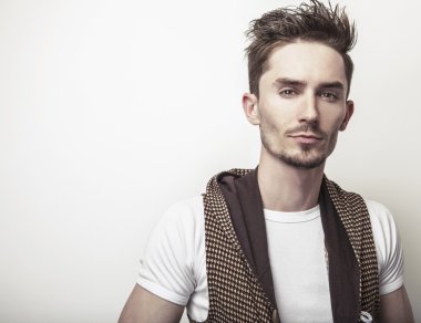 Kahverengi kazaklı çekici genç adam