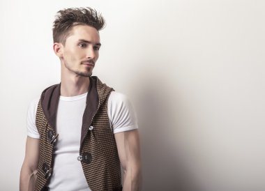 Kahverengi kazaklı çekici genç adam