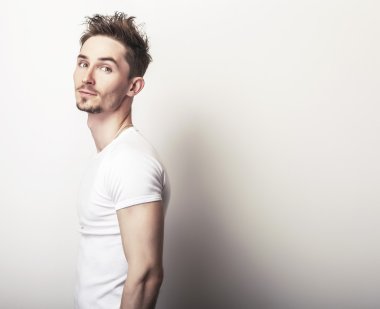 Casual beyaz t-shirt yakışıklı adam.