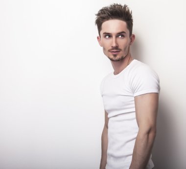 Casual beyaz t-shirt yakışıklı adam.