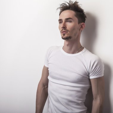 Casual beyaz t-shirt yakışıklı adam.