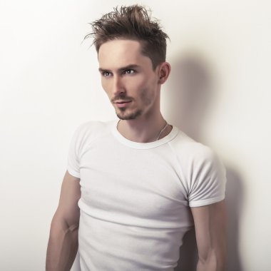 Casual beyaz t-shirt yakışıklı adam.