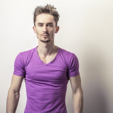 Menekşe t-shirt yakışıklı adam.